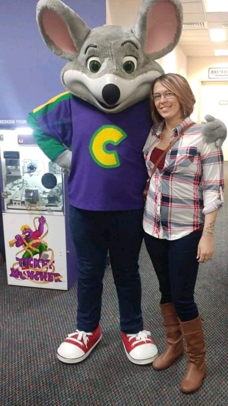 playful chuck e cheese wallpaper themes